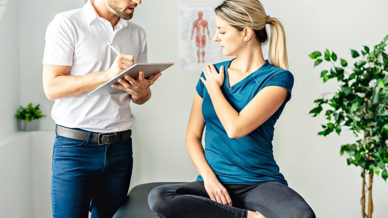 médico revisando una historia clínica