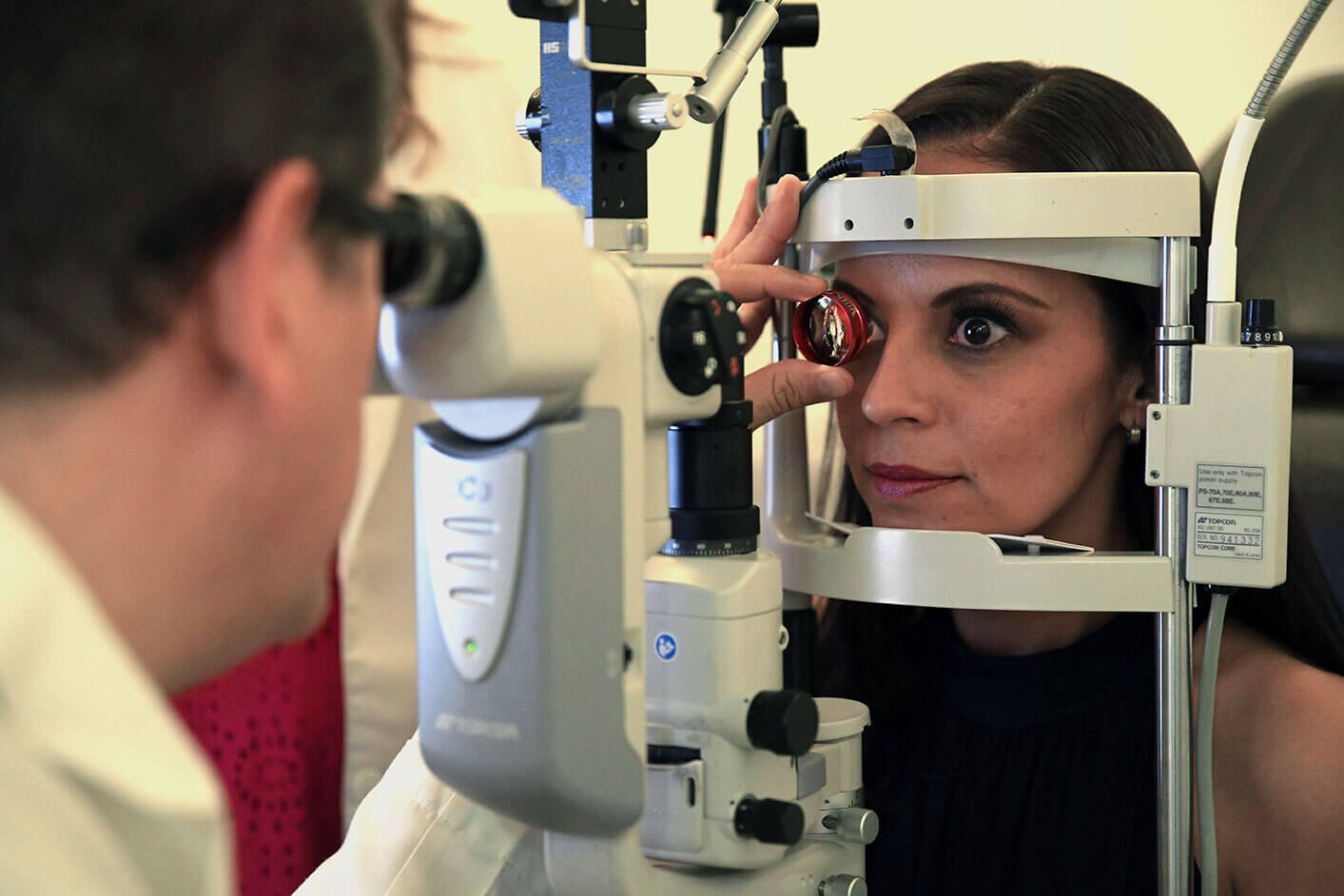 Doctor tomando un examen ocular a un paciente