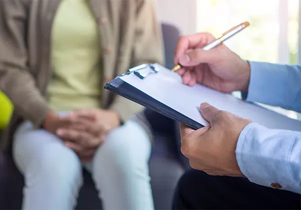 Doctora conversando con un paciente