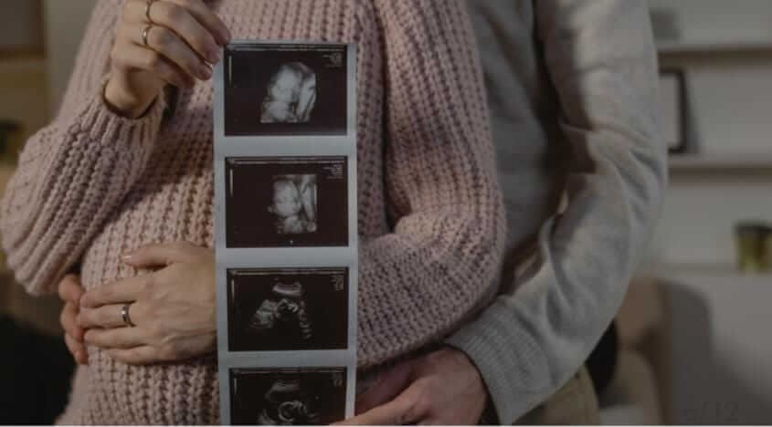 Mujer tomandose ecografias de embarazo