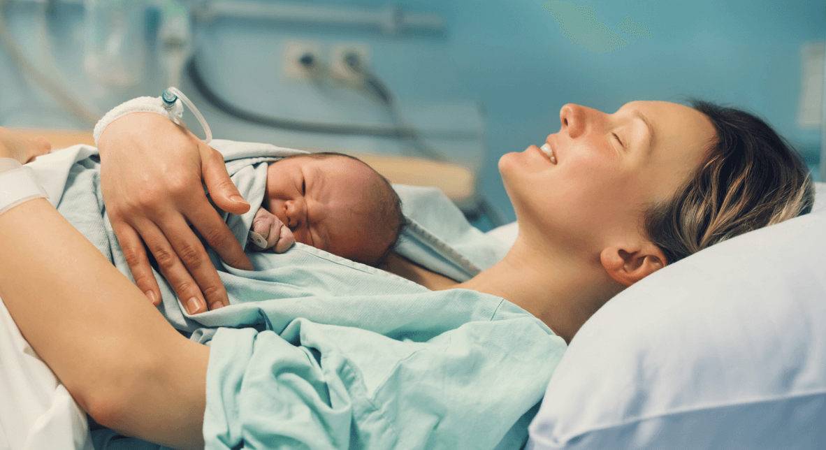 Mujer con su bebe en brazos