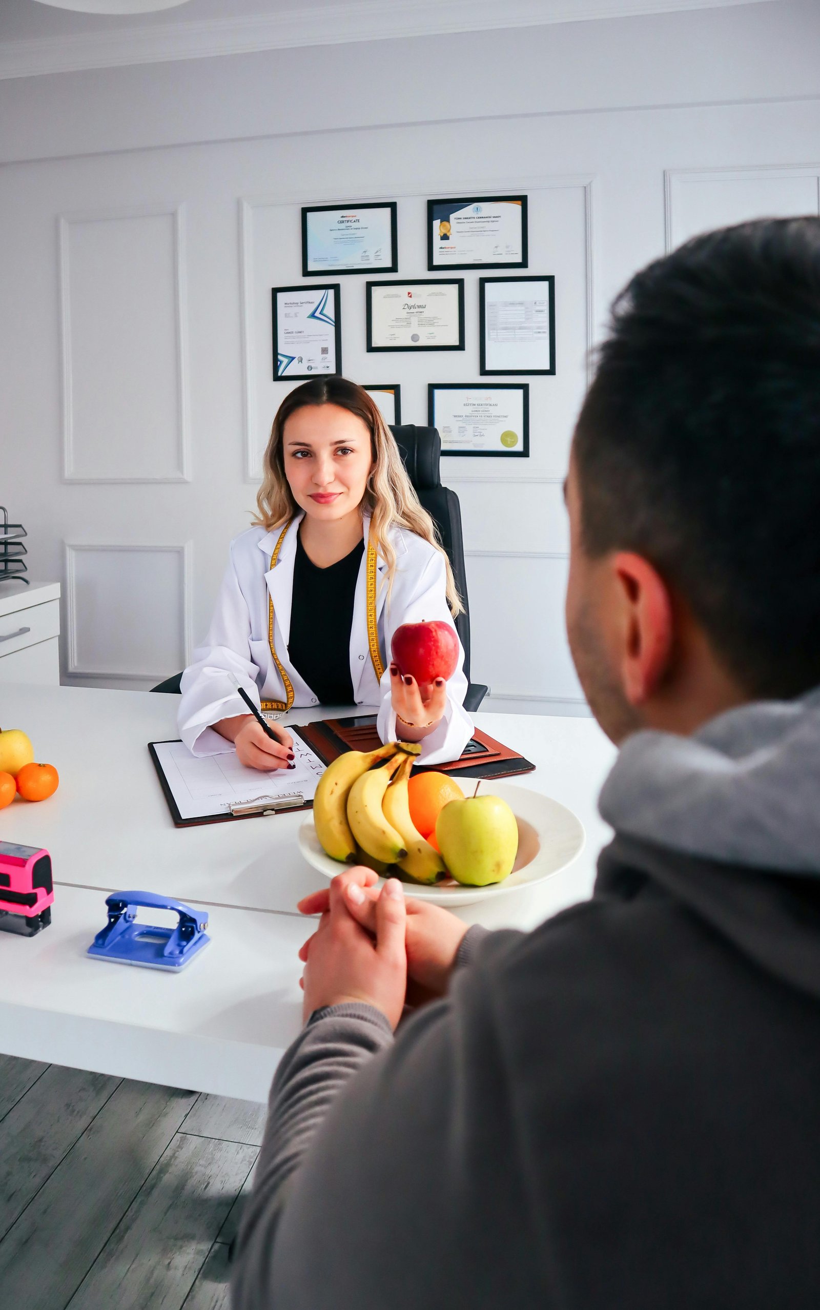 Nutricionista dando plan de alimentación